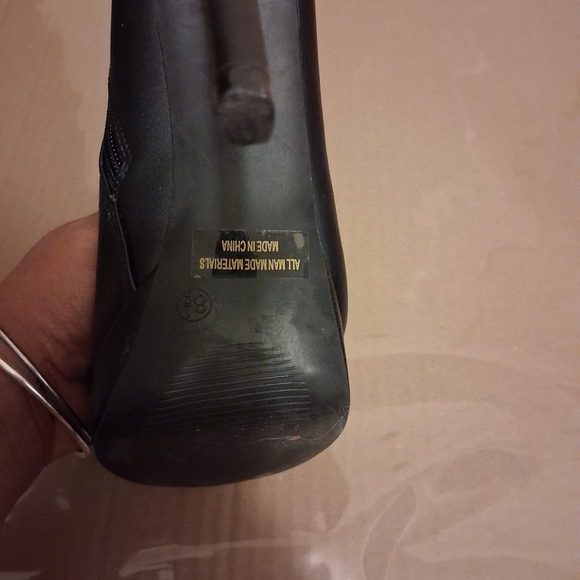 Elegant Black Women's Ankle Boots NWOT - Picture 2 of 3